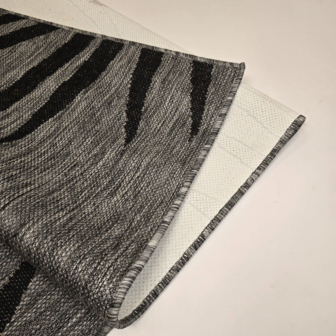 sileäksi kudottu matto lehti pääkuva