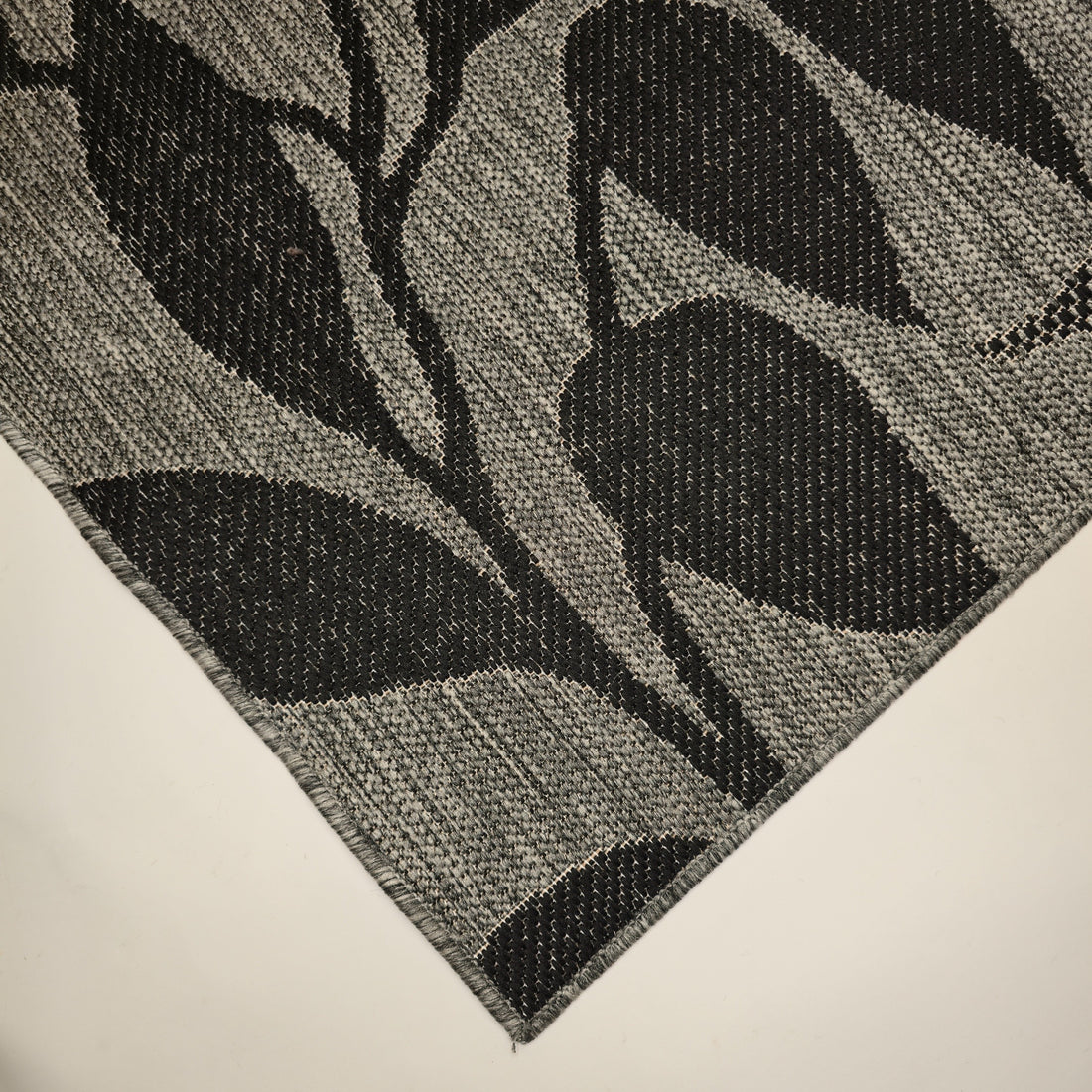 sileaksi kudottu matto leppä harmaa pääkuva