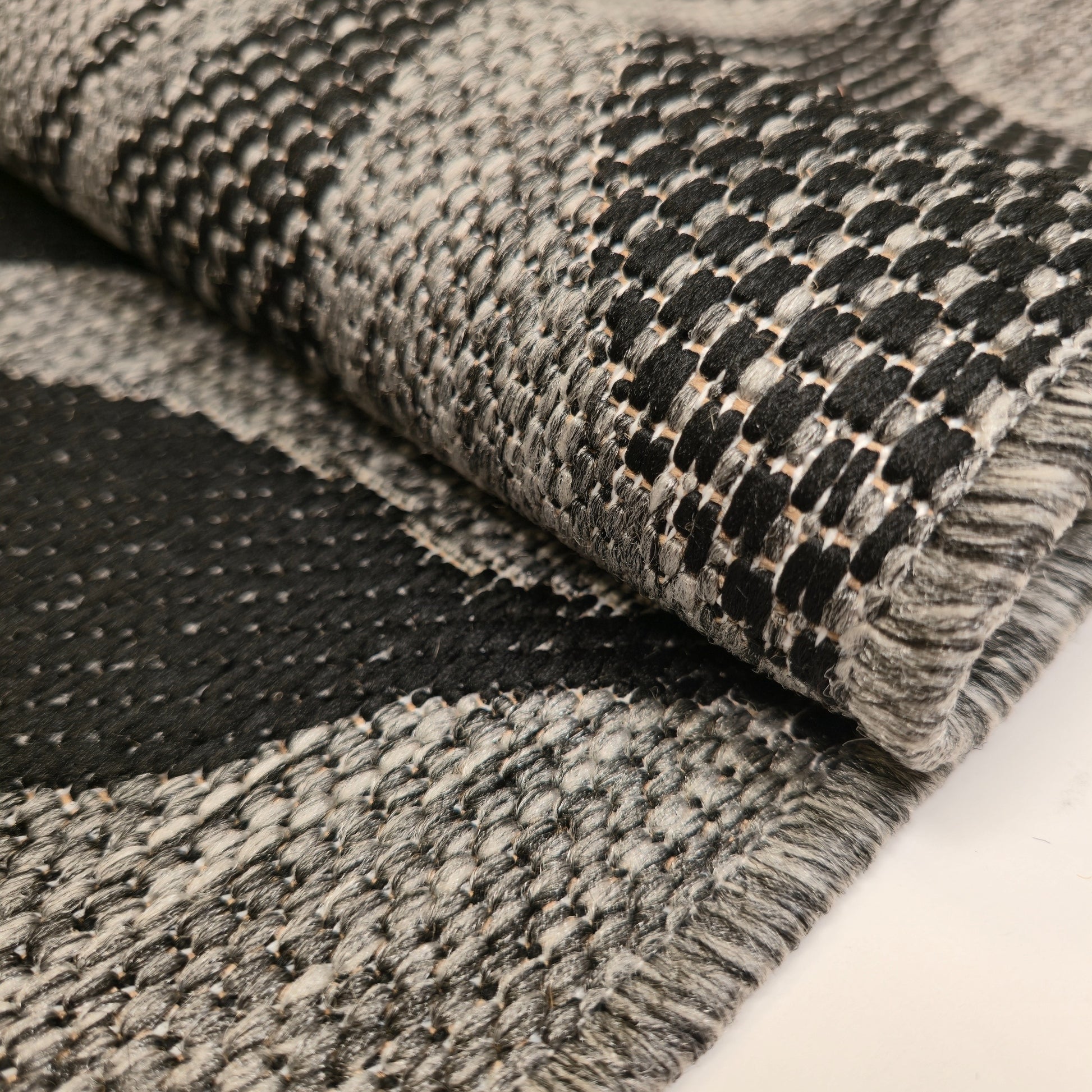 sileaksi kudottu matto leppä harmaa lähikuva