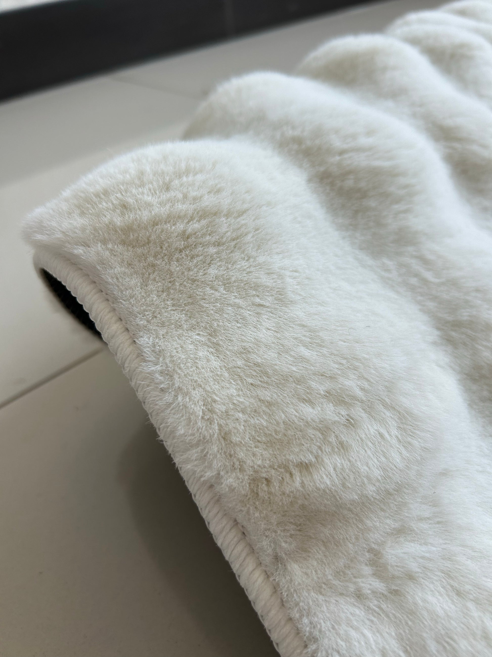 valkoinen pehmeä nukkamatto materiaali